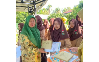 Elfina Zahra dan Bunga Dwi Adha Raih Juara Umum Semester Genap Tahun Pelajaran 2024/2025 MAN 5 Pasaman Barat
