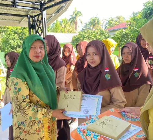 Elfina Zahra dan Bunga Dwi Adha Raih Juara Umum Semester Genap Tahun Pelajaran 2024/2025 MAN 5 Pasaman Barat