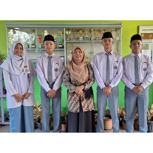 KEPALA MAN 5 PASAMAN BARAT LEPAS 4 ORANG SISWA MENGIKUTI PASKIBRAKA TINGKAT KABUPATEN PASAMAN BARAT TAHUN 2024