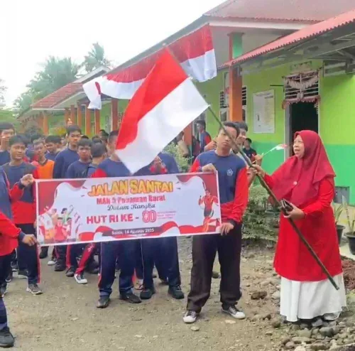 Semarak Menyambut HUT ke-80 RI MAN 5 Pasaman Barat Gelar Jalan Santai