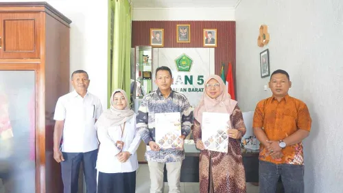 Penandatanganan Memorandum of Understanding (MoU) antara Bawaslu Pasaman Barat dengan MAN 5 Pasaman Barat