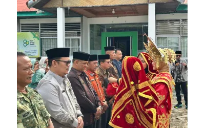 Sanggar Tari MAN 5 Pasaman Barat Sambut Kepala Kantor Wilayah Kementerian Agama Provinsi Sumatera Barat Pada Acara Pisah sambut Kakan Kemenag Pasaman Barat