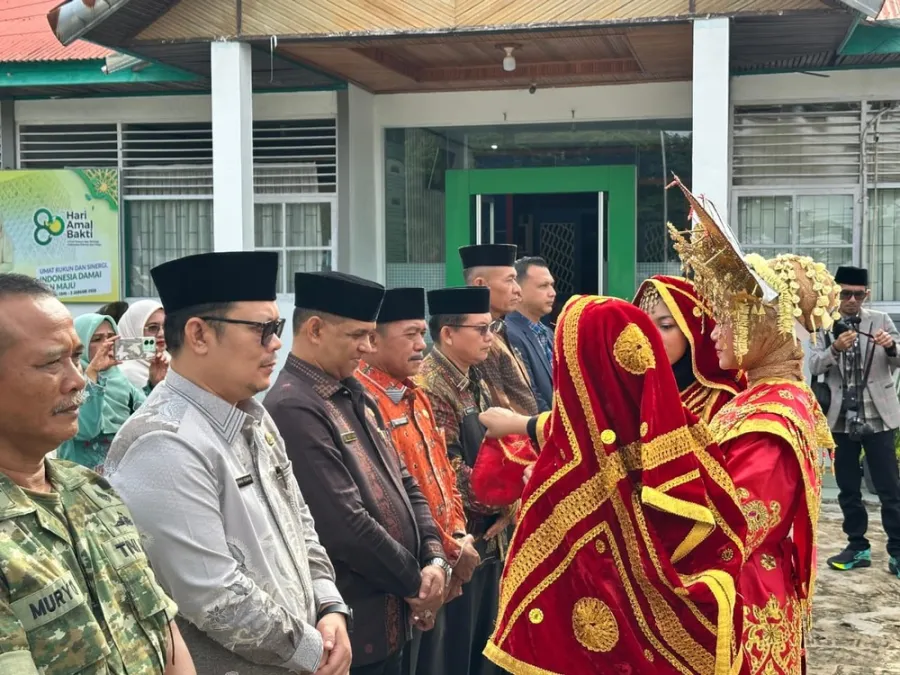 Sanggar Tari MAN 5 Pasaman Barat Sambut Kepala Kantor Wilayah Kementerian Agama Provinsi Sumatera Barat Pada Acara Pisah sambut Kakan Kemenag Pasaman Barat