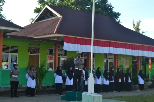 Satlantas Polres Pasaman Barat jadi Pembina Upacara Bendera di MAN 5 Pasaman Barat