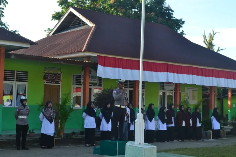 Satlantas Polres Pasaman Barat jadi Pembina Upacara Bendera di MAN 5 Pasaman Barat