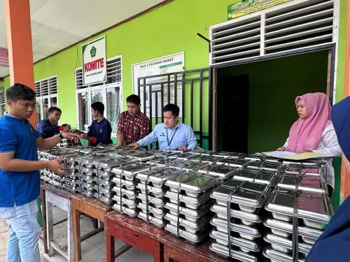 Murid MAN 5 Pasaman Barat Sambut Program Makan Bergizi Gratis Perdana Dengan Antusias