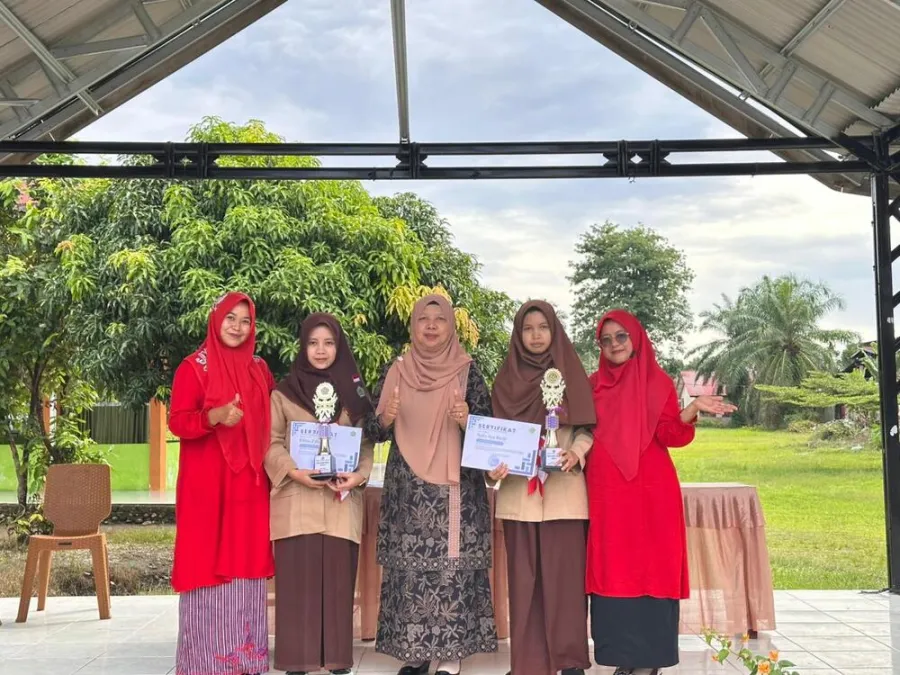 Elfina Zahra  dan Syifa Ayu Resti Raih Juara Umum MAN 5 Pasaman Barat Semester Genap Tahun Pelajaran 2025/2026