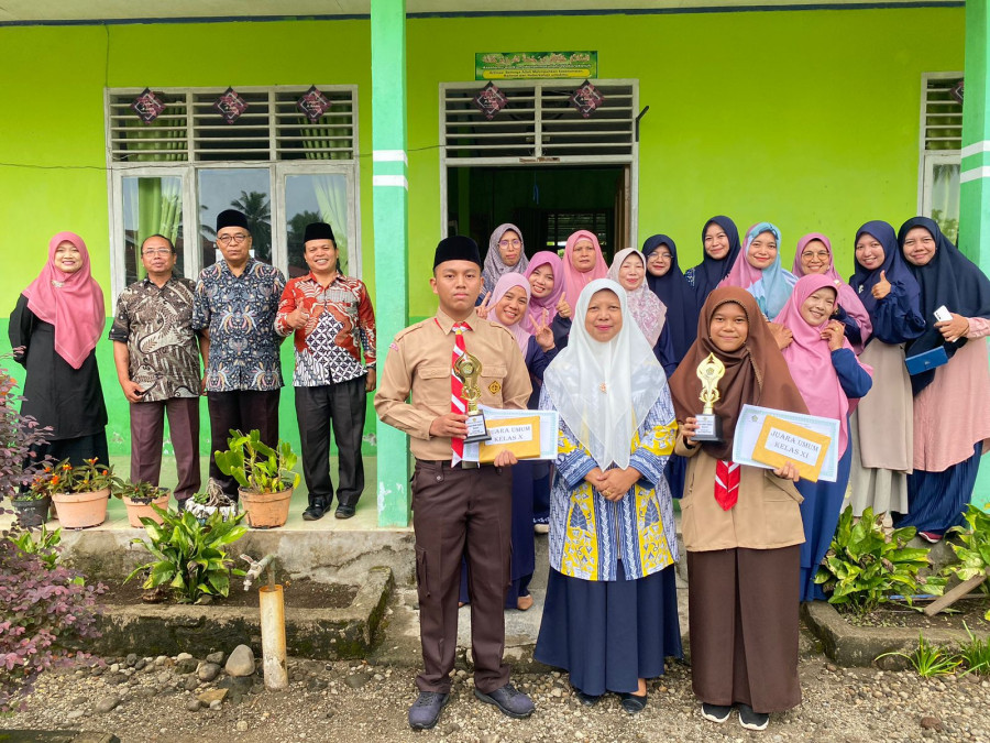 PENERIMAAN RAPOR SEMESTER GENAP TAHUN PELAJARAN 2023/2024 MAN 5 PASAMAN BARAT, INI JUARANYA!