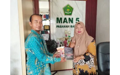 Guru MAN 5 Pasaman Barat Serahkan Karya Inovasi dan Diterima oleh Kepala Madrasah