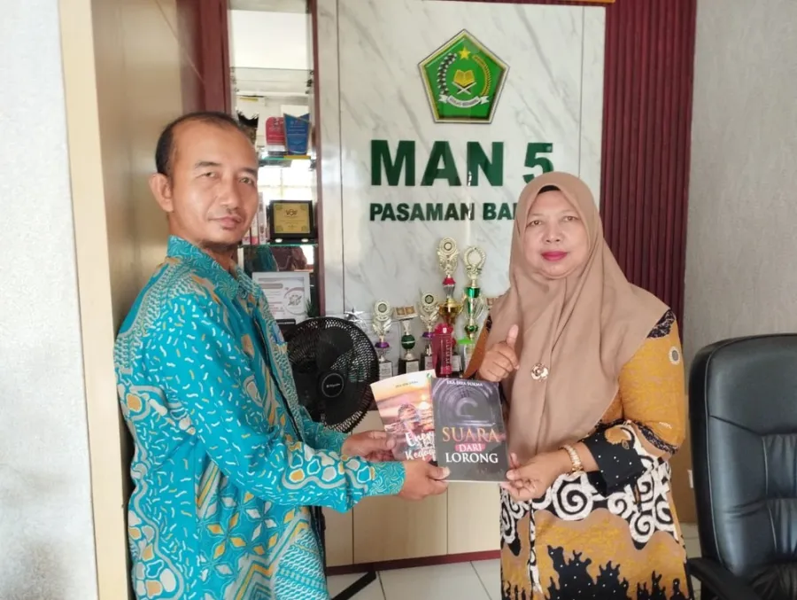 Guru MAN 5 Pasaman Barat Serahkan Karya Inovasi dan Diterima oleh Kepala Madrasah