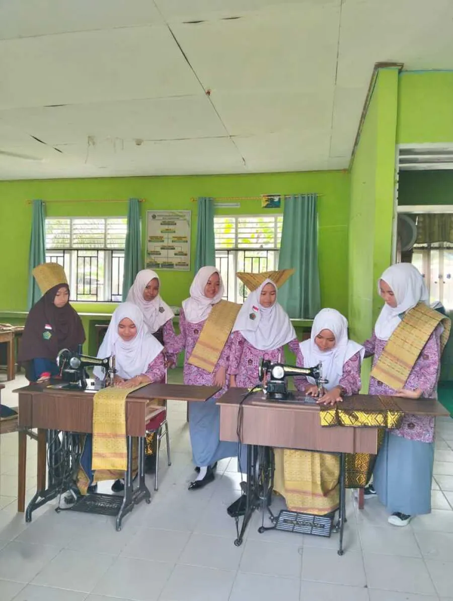 Terus Berkarya, Tata Busana MAN 5 Pasaman Barat Buat Songket untuk Sanggar Tari