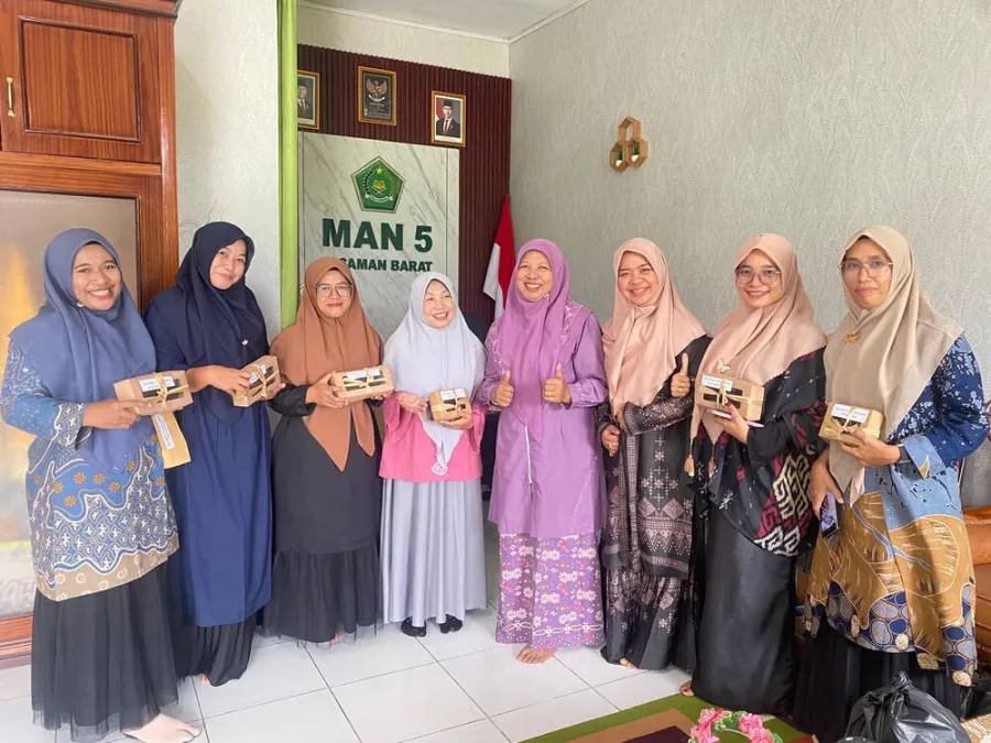 Kepala MAN 5 Pasaman Barat Berbagi Bingkisan Lebaran, Reward Dan Kue Ulang Tahun Kepada Guru Dan Pegawai