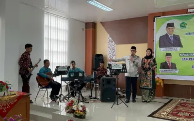 Kolaborasi Kepala Kantor Kementerian Agama Pasaman Barat dengan Band MAN 5 Pasaman Barat pada Acara Pisah Sambut Kakan Kemenag yang lama dengan yang baru