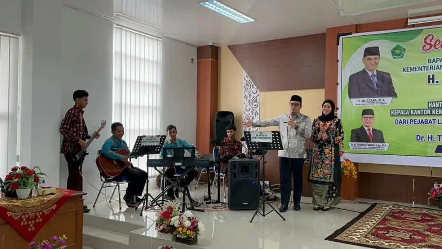 Kolaborasi Kepala Kantor Kementerian Agama Pasaman Barat dengan Band MAN 5 Pasaman Barat pada Acara Pisah Sambut Kakan Kemenag yang lama dengan yang baru